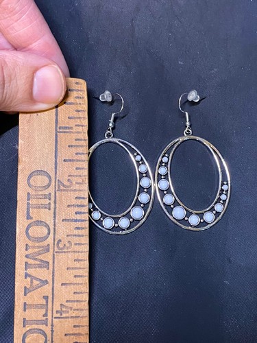 VINTAGE SILVER TONE DANGLE EARRINGS 2.5” FAUX WHITE STONES  - Foto 4 di 5
