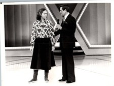 Bob Barker + Modelo Masculino (1981) ❤ Foto Coleccionable CBS K 552 de Hollywood