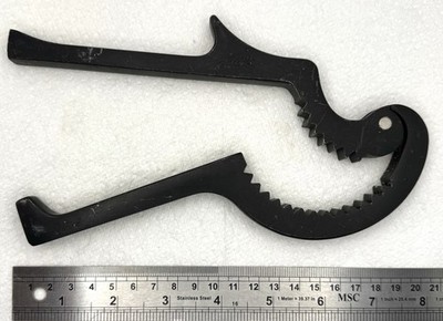1984 American Aluminium Prodyne ''Jaws'' Walnut and Pecan De-Sheller - Black