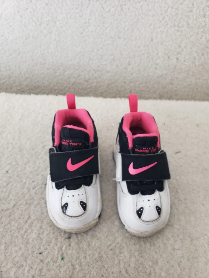 Nike Air Diamond Turf Niñas Pequeñas Tenis 4C Blanco Encaje Cómodo Zapatos Activos Foto 2 de 4