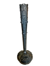 vase  soliflor  Étain  décor floral repoussé Art Nouveau Signé Ermenault