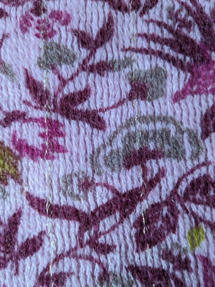 Bufanda Joolay con volante rosa con hilos dorados en todo. Foto 4 de 4