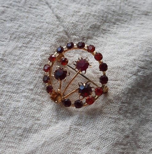 Vintage Austria Red Dark & Light Stones Round Brooch Missing Stone - Picture 4 of 10