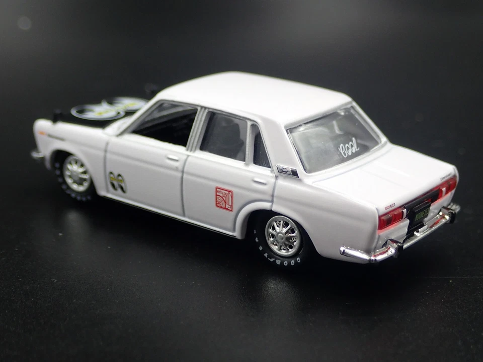 1967-1973 Datsun Bluebird 1600SSS Mooneyes 1:64 Diorama Scala Modellino Auto - Immagine 3 di 4