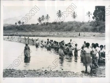1938 Fiji Island Natives Use Woven Mats To Catch Sharks In River Press Photo