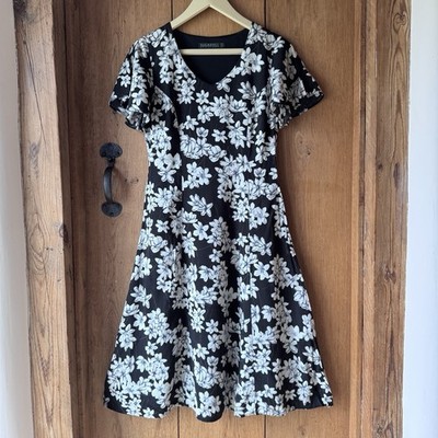 Sugarhill Boutique Midikleid Blumen Größe 8 schwarz weiß Flatterärmel Freizeit