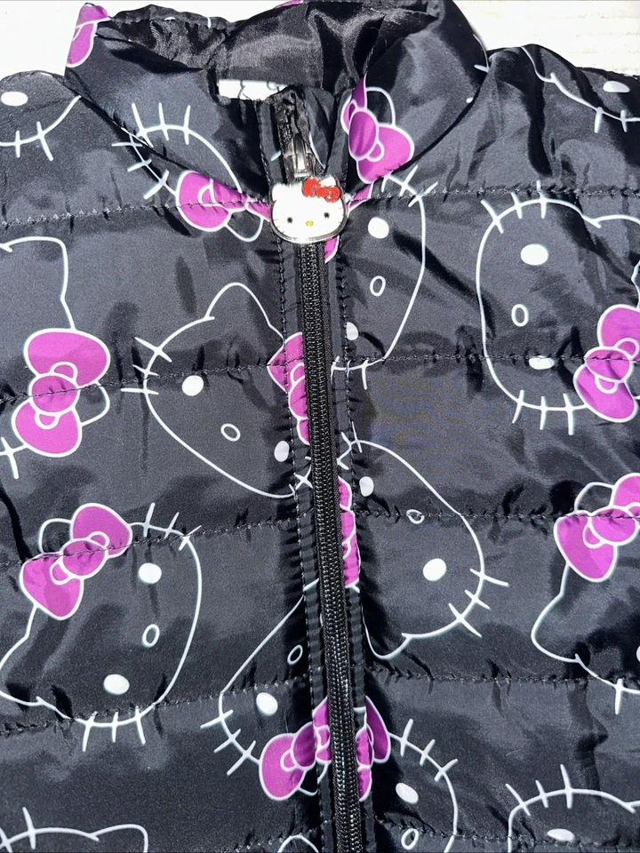 Colete acolchoado Hello Kitty by Sanrio tamanho 5/6 zíper completo preto roxo branco em excelente estado usado - Imagem 2 de 4
