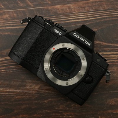 Olympus OM-D E-M5 Black Mirrorless Camera ShutterCount 4606 [Top Mint]