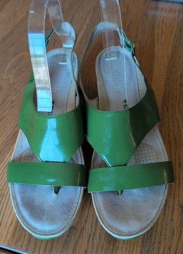 Tsubo Wedge Sandals Size 9.5M Green Patent Strappy Thong Platform Shoes GUC - Picture 3 of 11