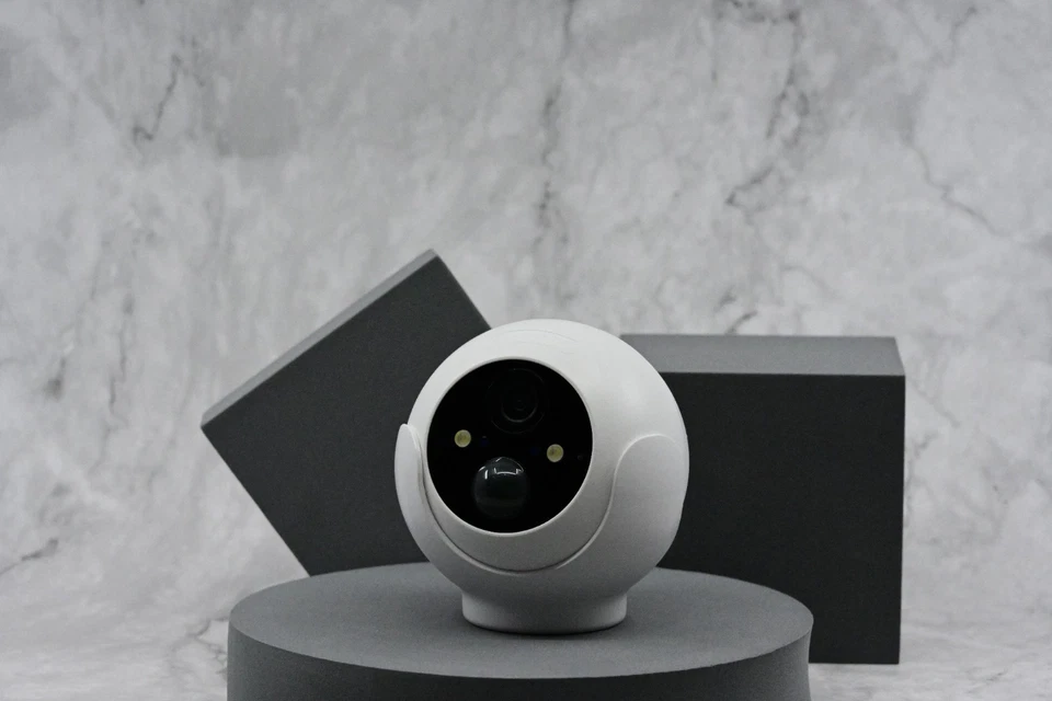 SwitchBot Outdoor Spotlight Cam 2K Smart Camera W4102000 with Solar Charging - Image 2 of 4