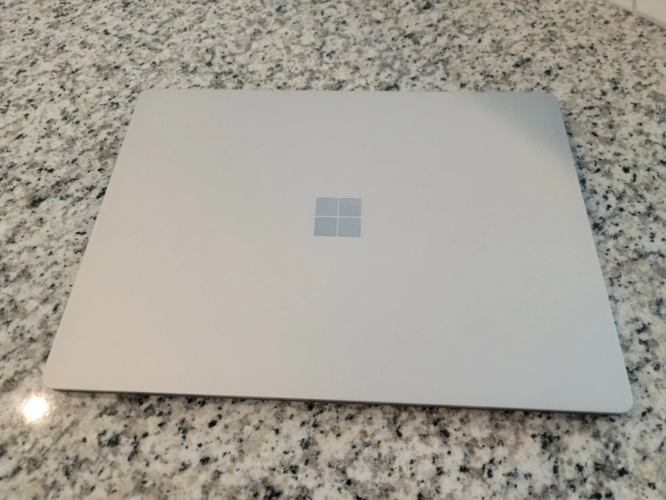 Microsoft Surface Laptop 2 -Touchscreen - Intel i5 8th Gen, 8gb ram, 256Gb SSD - Image 4 of 4