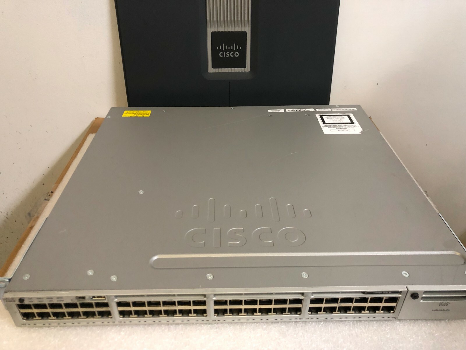 Cisco WS C3850 48P S   Endommagé Produit Code Autocollant   FR