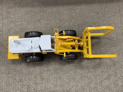 * FIRST GEAR 1:25 SCALE INTERNATIONAL 560 PAY LOADER WITH LOG FORKS *ST - Picture 8 of 12