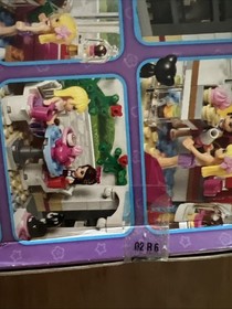 LEGO Friends Heartland Cupcake Cafe (41119) NEW - Box Wear