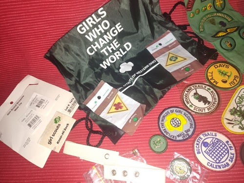 Vintage & New Lot of Girls Scout & Brownies Uniform, Patches, Pins, Collectibles - Picture 3 of 10