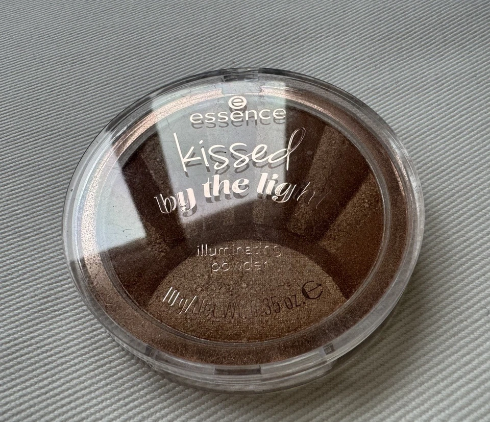 Essence Kissed by the Light Illuminating Powder 02 Sun Kissed 10g - Bild 2 von 4