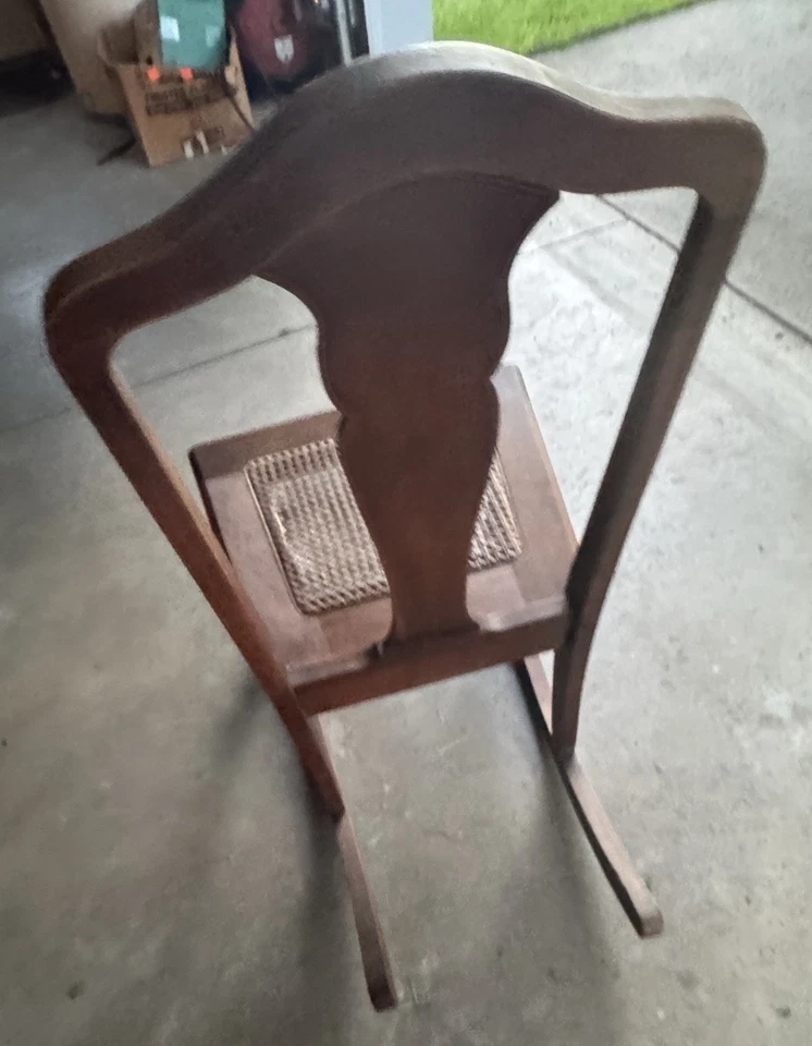 Mecedora antigua Atlas Furniture Co para niños de nogal americano y mimbre. Foto 2 de 4
