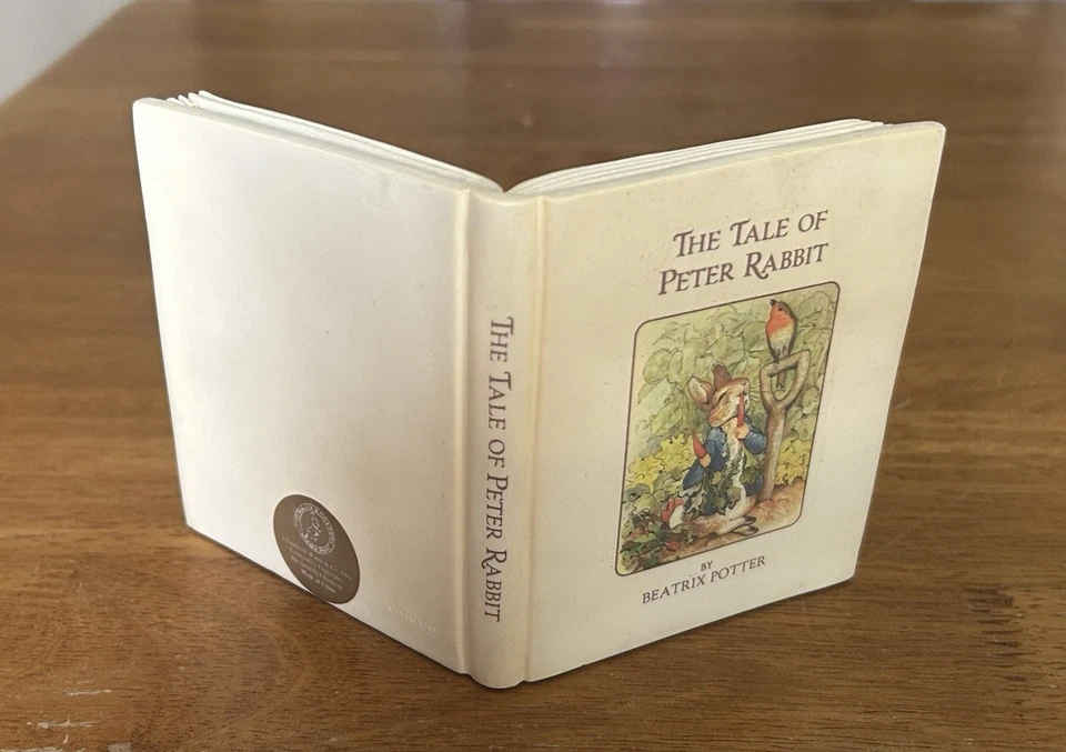 Moldura para fotos livro 3D “The Tale Of Peter Rabbit” Beatrix Potter berçário Enesco - Imagem 3 de 4