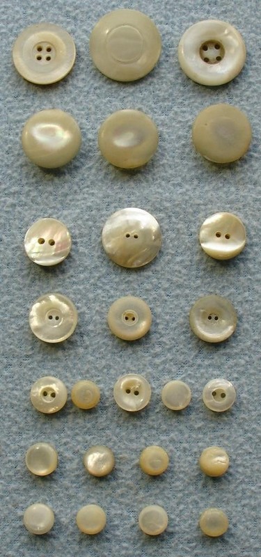 25 Vintage CREAMY WHITE Mother of Pearl THICK CHUNKY BUTTONS Some Mates EUC