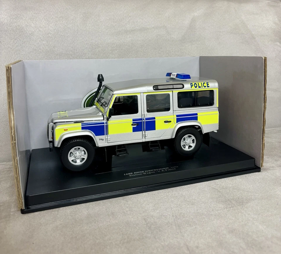 Land Rover Defender 110 Station Wagon UK Police 1/18 Universal Hobbies - Immagine 2 di 4