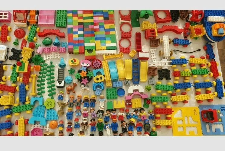 Lego duplo bundle 1kg +2 Figures , 1Car +random bricks !! Read