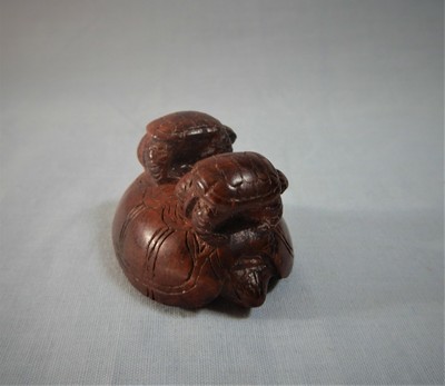 Vintage hand carved wood turtle tortoise Netsuke figurine SYSN-113