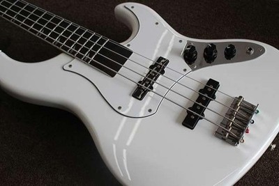 RYOGA VAL-BASS Used Alder body Maple neck Ebony fingerboard White w/Gig case