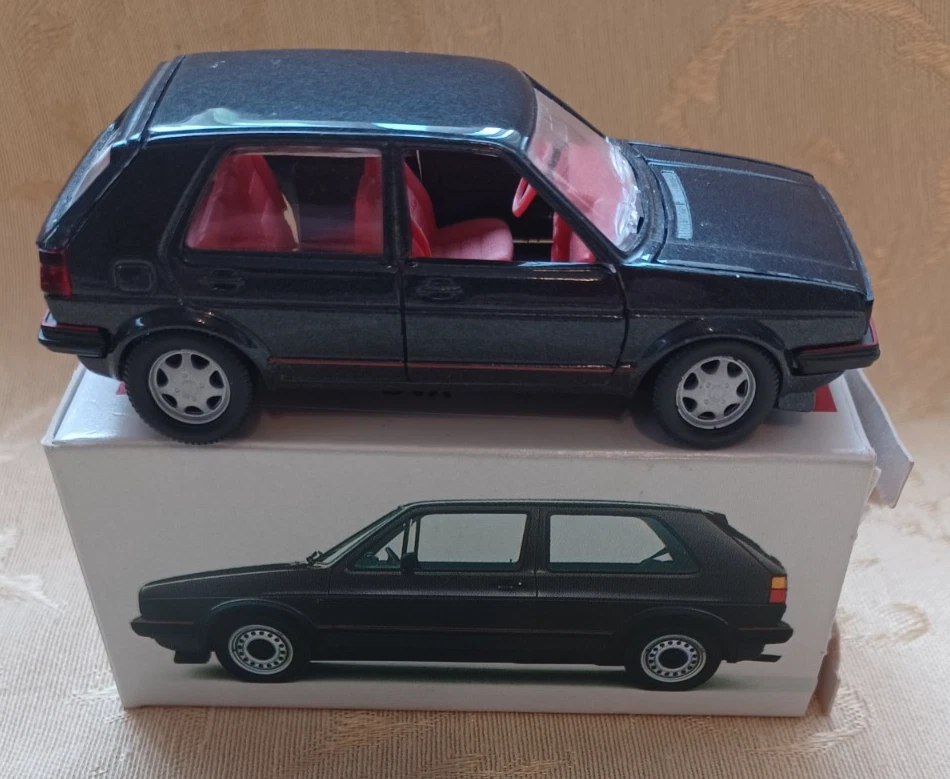 Модель Schabak — VW Golf GTI 1:43 в комплекте с оригинальной коробкой - Изображение 2 из 4