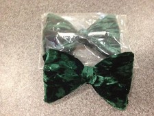 NEW GREEN CRUSHED VELVET BOW TIE - men's clip on style - VINTAGE 70's