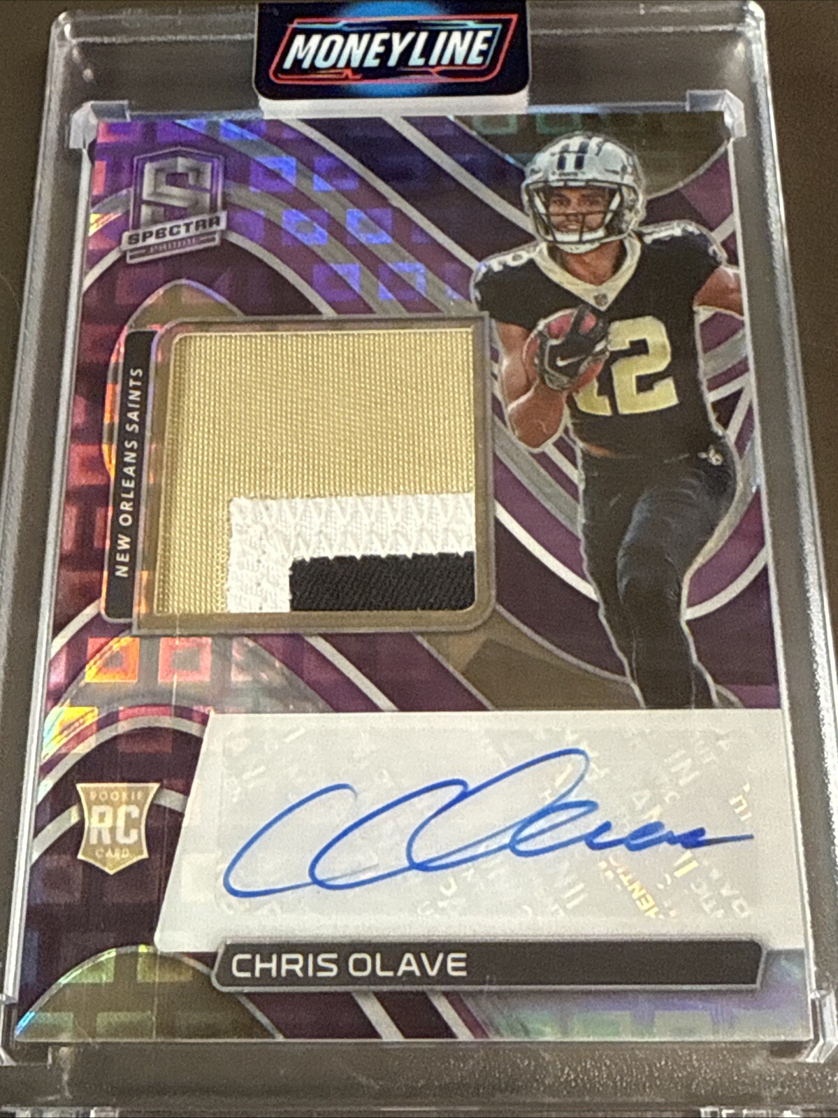 2022 PANINI SPECTRA ROOKIE PATCH AUTO-NEON PURPLE CHRIS OLAVE #206 25/30 Saints