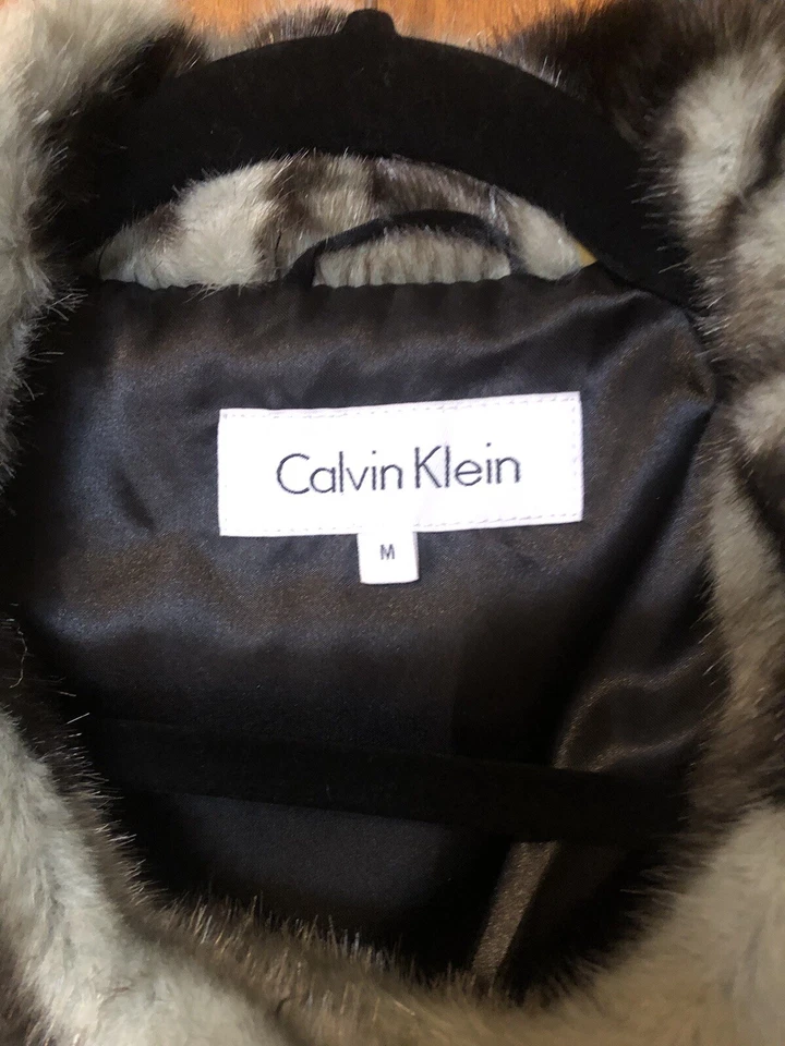 Chaqueta de piel sintética para mujer Calvin Klein en negro y gris talla mediana Foto 2 de 4