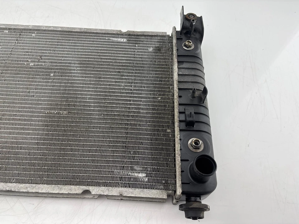 Оригинальный радиатор охлаждения двигателя в сборе для Chevrolet Tahoe 2009-2014 годов выпуска - Изображение 2 из 4