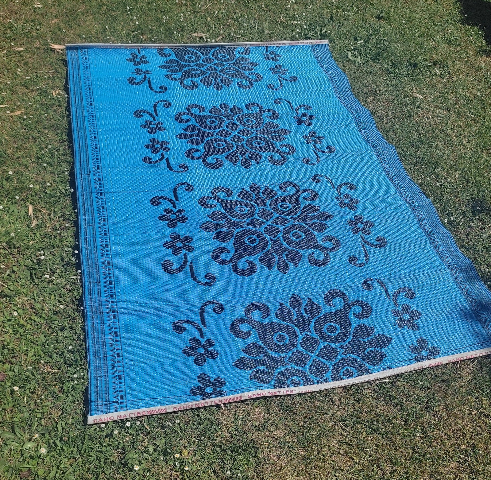 Tapis africain plastique recyclé grand format tissage premium bleu et or