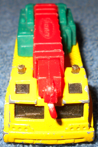 2000 MATCHBOX RESCUE CRANE 1:64 DIECAST VEHICLE W/ SWIVEL BASE & EXTENDING CRANE - Picture 3 of 8