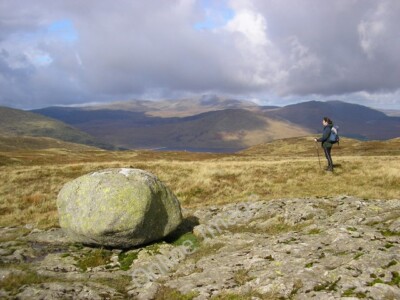 Foto 6x4 Eisgetragener Felsbrocken, Millfore Buckdas von Cairnbaber viele runde c2008