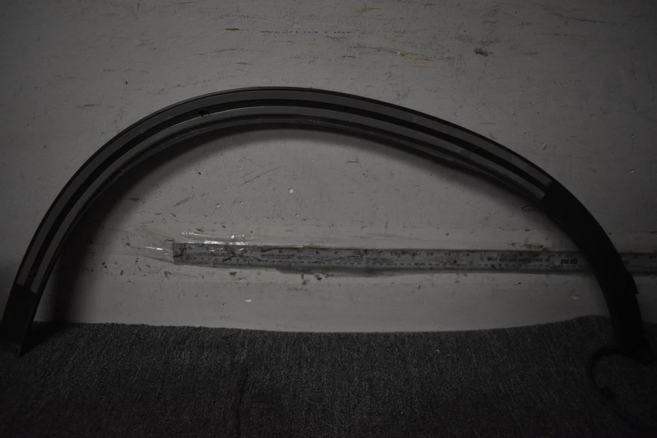 Mercedes Benz GLC 43 AMG4 2018-2020 guardabarros matic acampanado lado izquierdo fabricante de equipos originales Foto 4 de 4