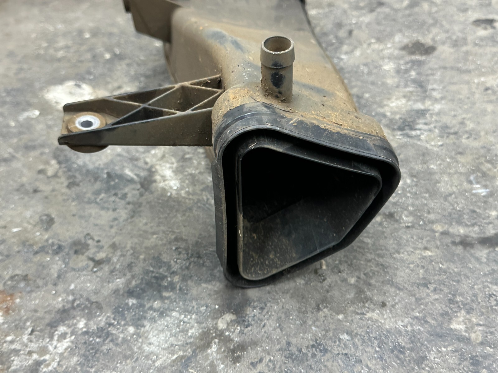 2014 AUDI R8 OEM RIGHT CENTRE INTAKE AIR DUCT 420129928 420 129 928
