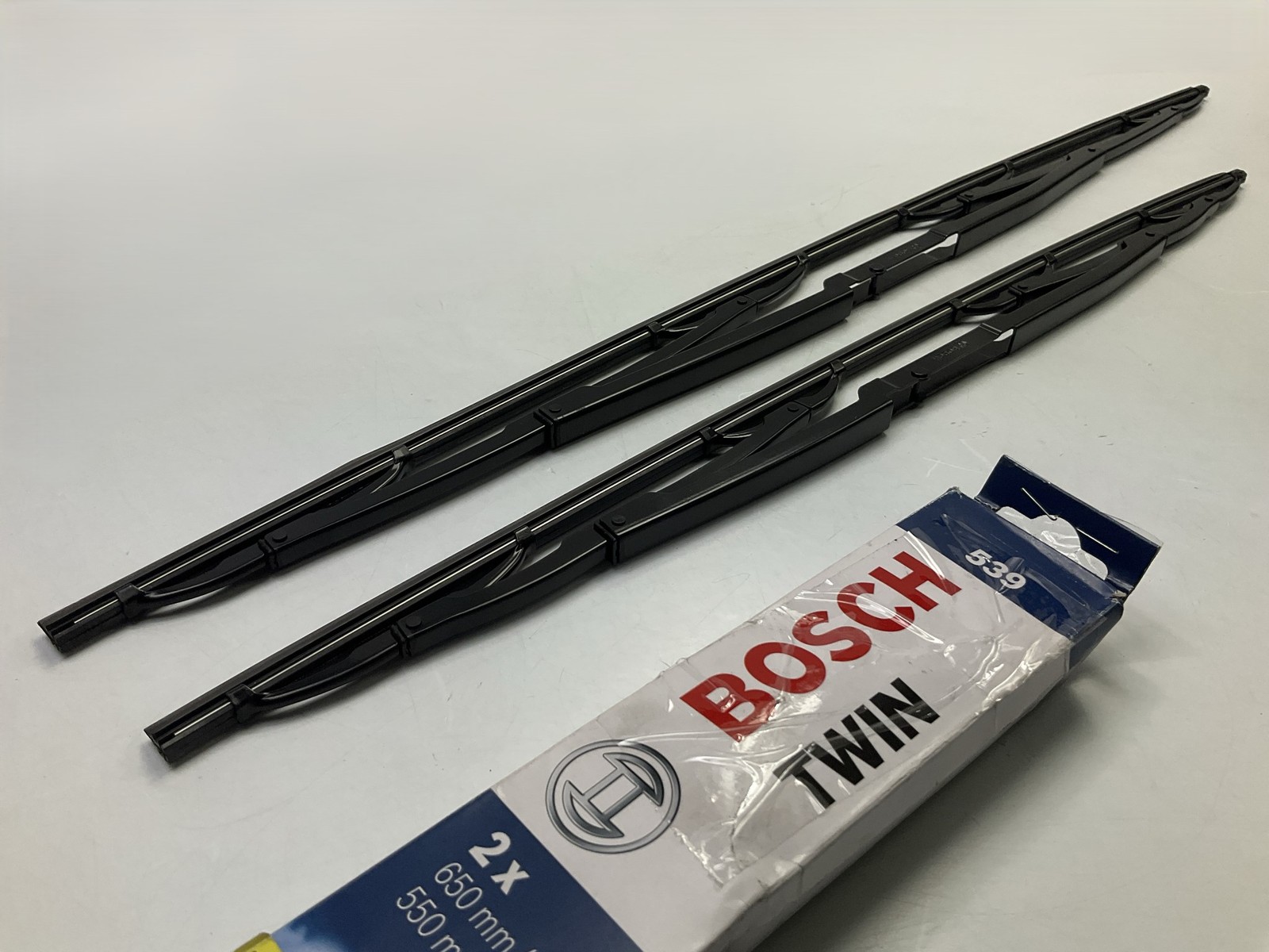 Bosch 3397001539 Front Left 22  Right 26 Windshield Wiper Blades Set, BMW E39