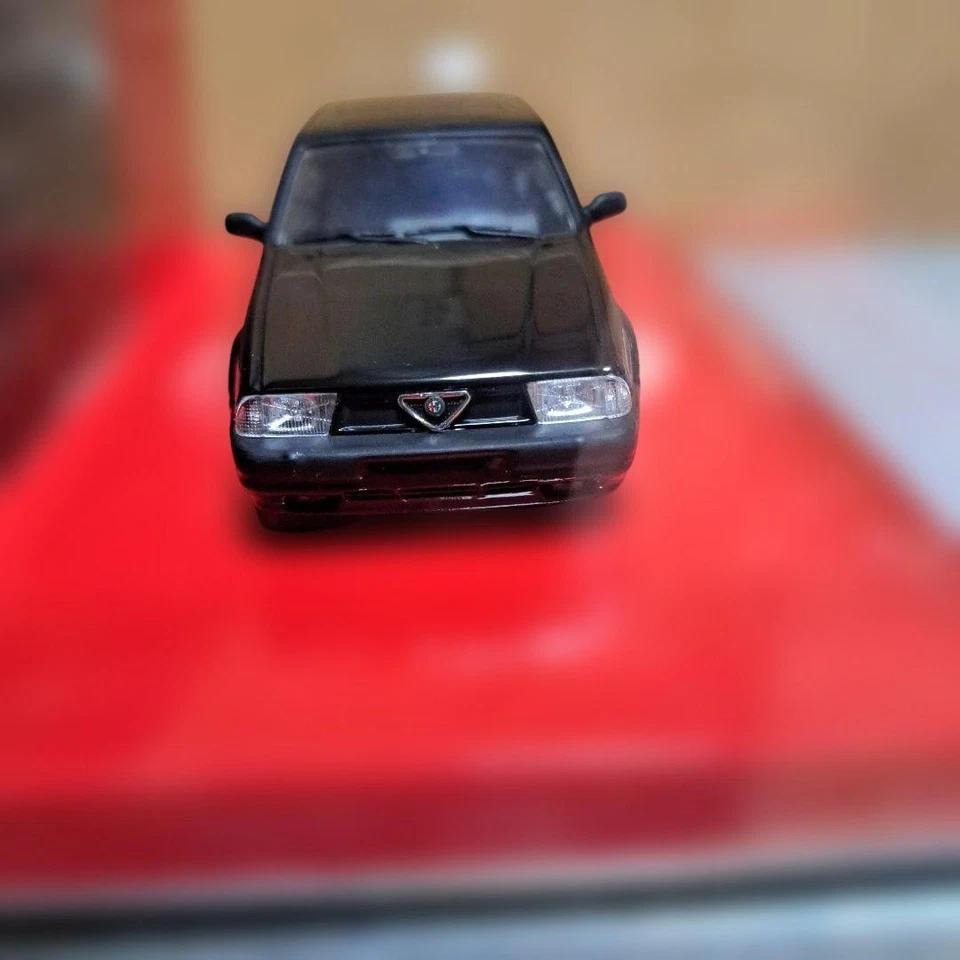 Modellino auto pressofuso Minichamps 1/43 Alfa Romeo 75 3.0 V6 America 1989 - Immagine 2 di 4