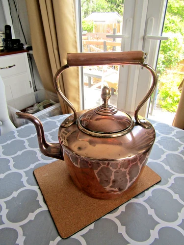 LARGE GEORGIAN ANTIQUE COPPER KETTLE WITH DOVETAIL SEAM BODY AND BASE