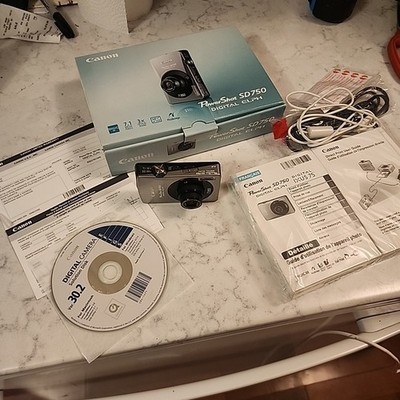 Canon Power Shot Digital ELPH SD750 7.1MP Digital Camera Silver See Description