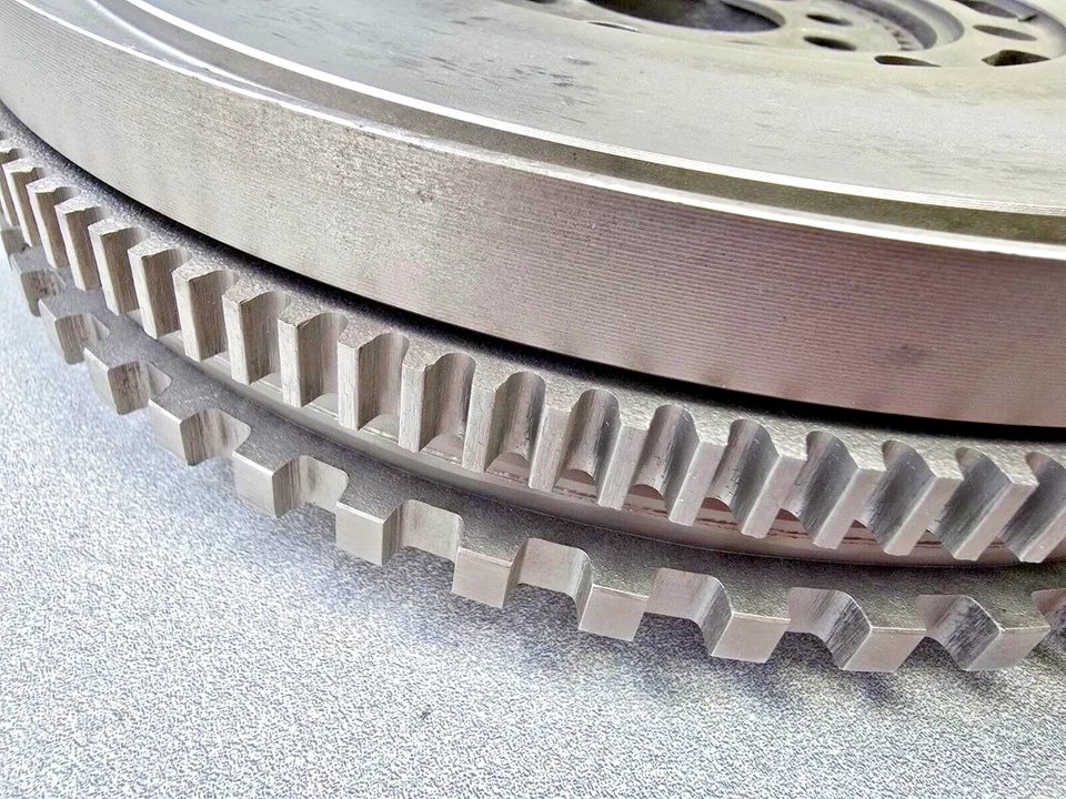 VERY NICE USED ORIGINAL PORSCHE 911 964 993 CARRERA DUAL MASS FLYWHEEL - Image 3 of 4