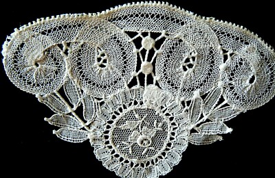Vtg  front tini plastron point de gaze lace lingerie neck deco beautiful V trim.