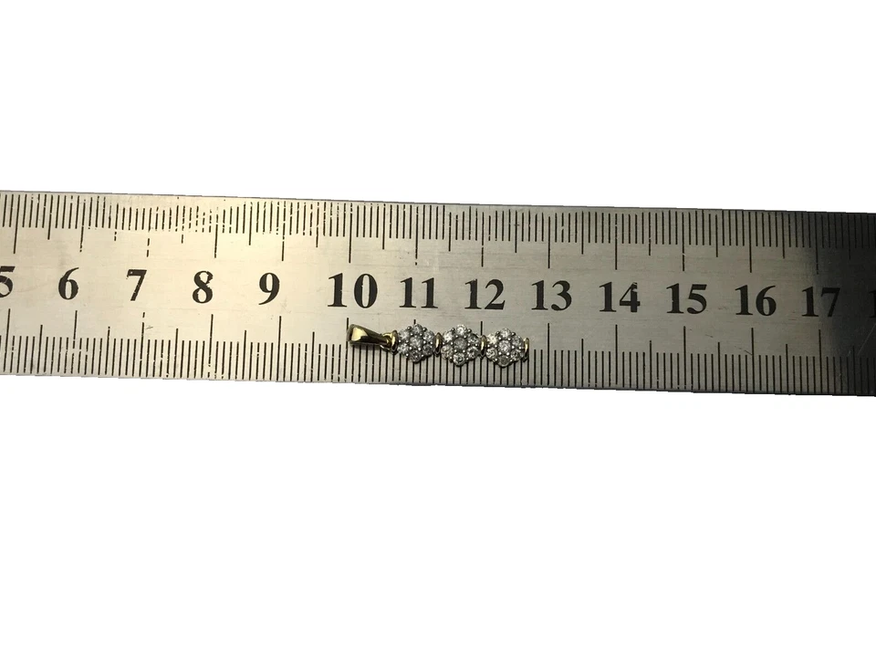 Colgante de diamantes de 0,30 quilates de oro de 9 quilates con triple flor en forma de racimo de diamantes Foto 4 de 4