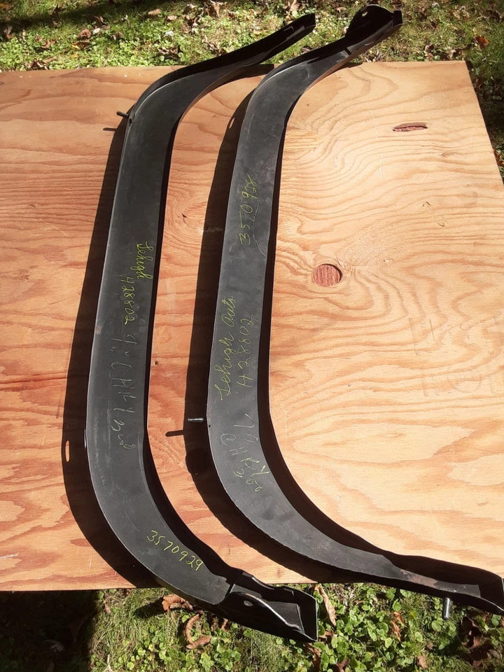 PAIR 1970 Chrysler 300 Fender Skirts N.O.S. - Image 4 of 4