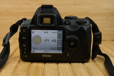 Nikon D40 6.1MP Digital SDLR Camera AF-S Nikkor VR 18-55mm f/3.5