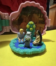 VTG  Disney Pocohontas Once Upon A Time Polly Pocket Compact Playset W/Figures