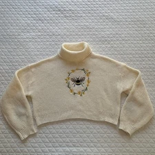 Women’s Cropped Turtle Neck Sweater Sz XL Cream Bee Flower Embroidery Cottacore