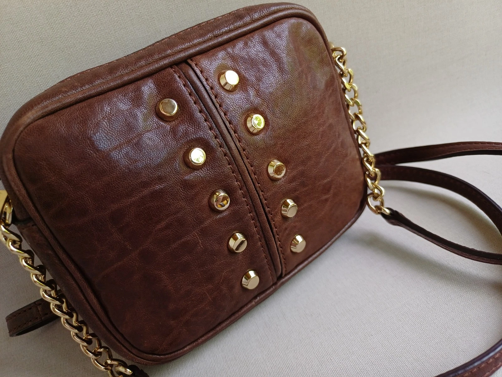 Borsa a tracolla piccola MICHAEL KORS Uptown Astor borchiata pelle ciottoli tracolla catena