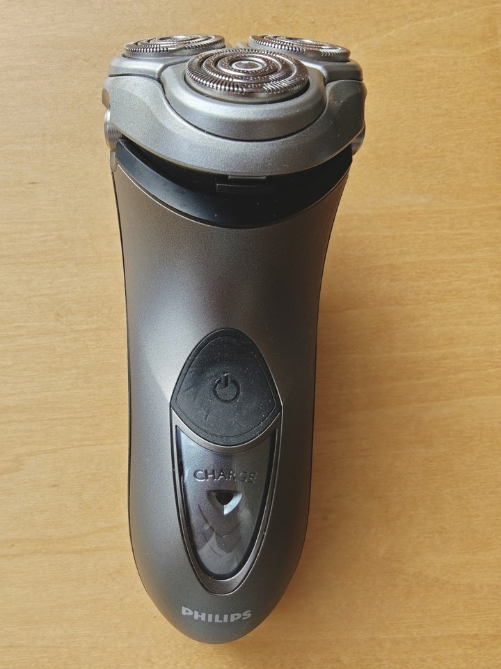 Philips HQ 8240/A Electric Shaver Rechargeable with Charger and Case ...